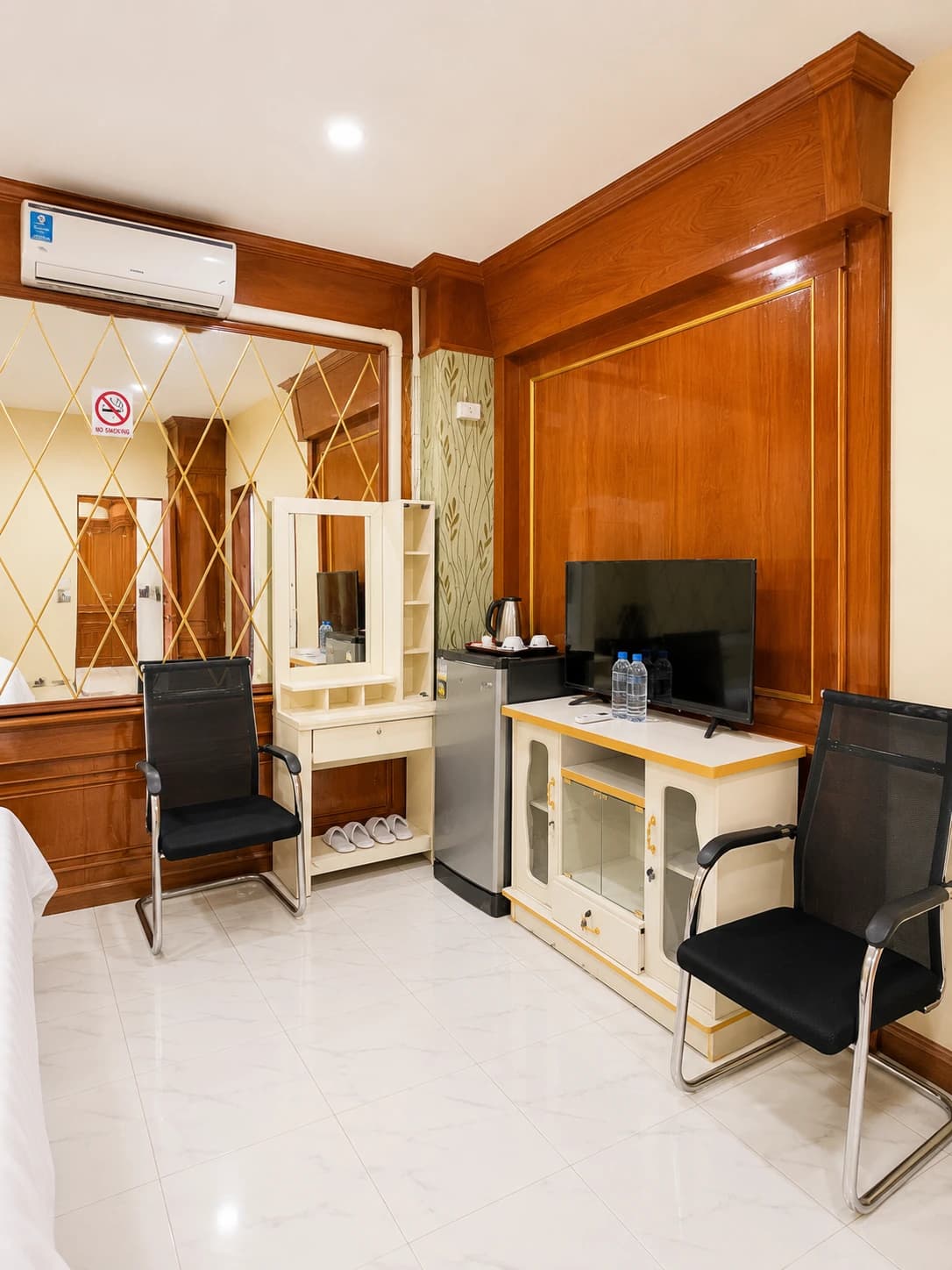 Standard Twin Room view 8
